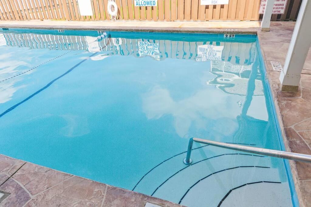 Right Across Beach Pool View Private Balcony By Zen Living Short Term Rental 미를 비치 외부 사진